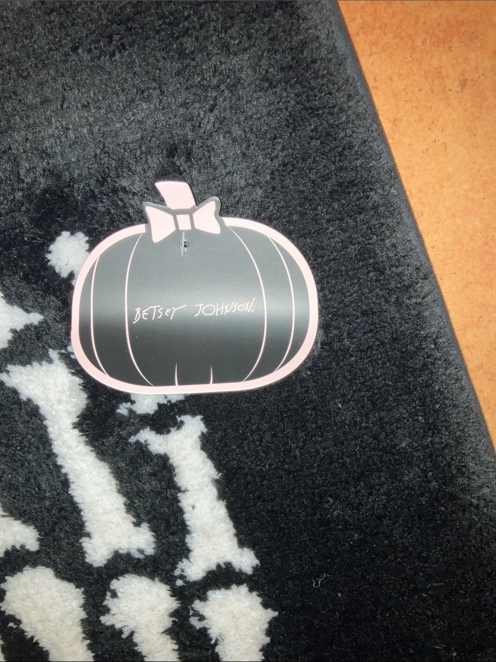 🖤Betsey Johnson plush bath rug skeleton hands Halloween bath mat NWT